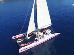 Mensen nemen deel aan een catamarantocht naar Cap Taillat met aperitief met Caseneuve Maxi Catamaran.