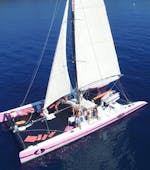 Personen, die an einer Katamarantour zum Cap Taillat mit Aperitif mit Caseneuve Maxi Catamaran teilnehmen.
