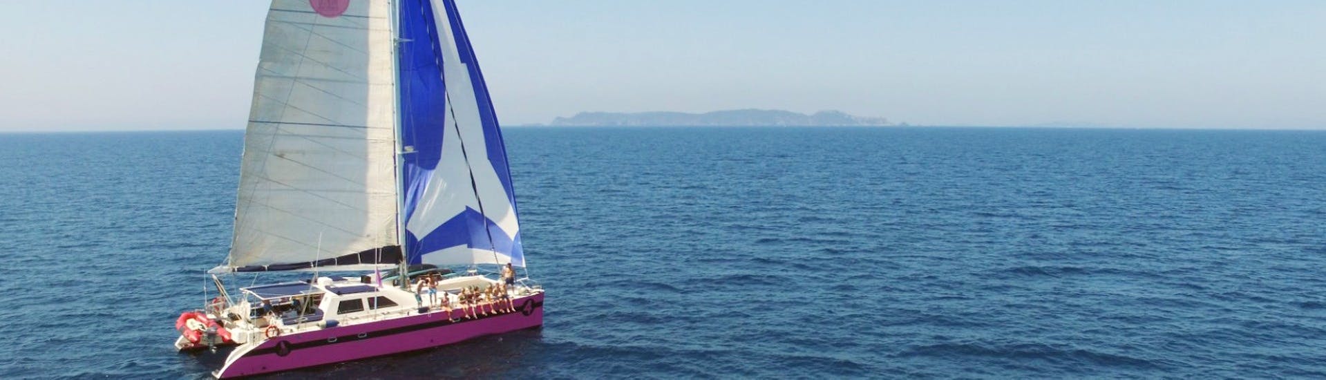 Een gezin tijdens een catamarantocht naar Cap Taillat met Aperitief met Caseneuve Maxi Catamaran.
