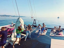 Gli amici stanno facendo una gita in catamarano a Cap Dramont e al Massiccio dell'Esterel con Caseneuve Maxi Catamaran.