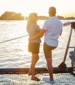 Un couple lors de la Balade en catamaran au coucher du soleil le long de la Côte d'Azur avec Caseneuve Maxi Catamaran.
