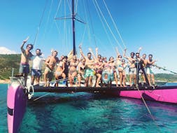 Un grupo durante el paseo y fiesta en catamarán en el golfo de Saint-Tropez con Caseneuve Maxi Catamaran.