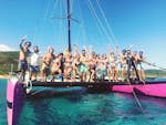 Groupe lors de la Balade en catamaran festive dans le golf de Saint-Tropez avec Caseneuve Maxi Catamaran.