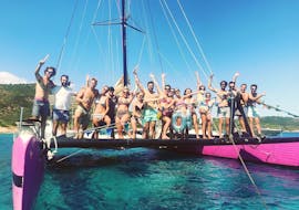 Un gruppo di partecipanti durante la gita in catamarano con party nel Golfo di Saint-Tropez con il Maxi Catamarano Caseneuve.