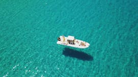 Imagen de un lancha RIB de Tourist Lines Egadi en el mar durante el viaje en barco RIB de Trapani a Favignana y Levanzo, con Tourist Lines Egadi.
