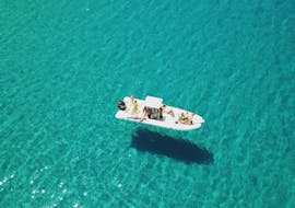 Photo d'un bateau semi-rigide de Tourist Lines Egadi dans la mer pendant la Balade en bateau semi-rigide de Trapani à Favignana & Levanzo.