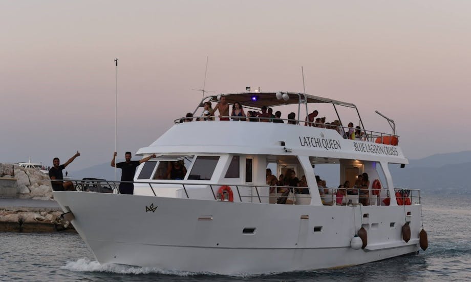 giro in barca da Latchi alla Laguna Blu con sosta per nuotare con Latchi Queen Cyprus.