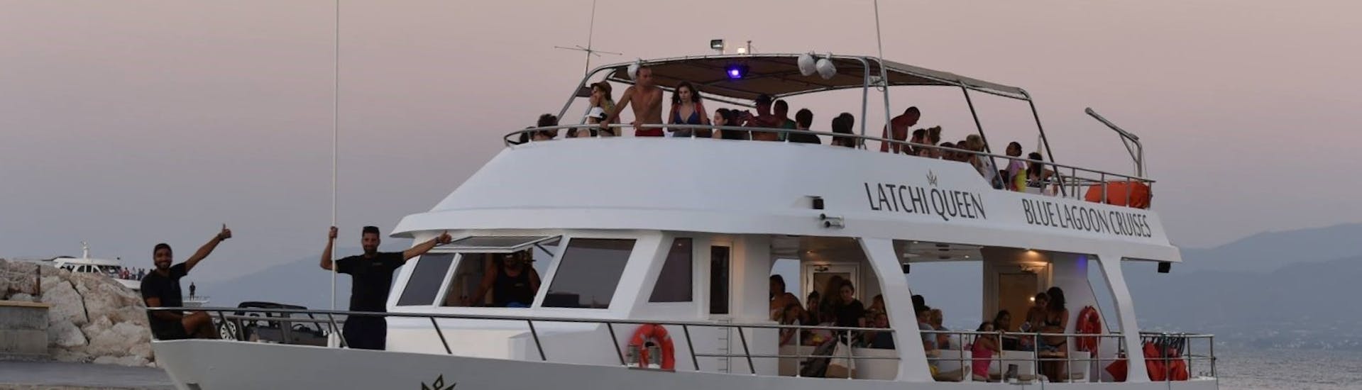 giro in barca da Latchi alla Laguna Blu con sosta per nuotare con Latchi Queen Cyprus.