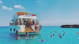 Die Passagiere der Latchi Queen genießen das Meer auf ihrer Bootstour von Latchi zur Blauen Lagune.