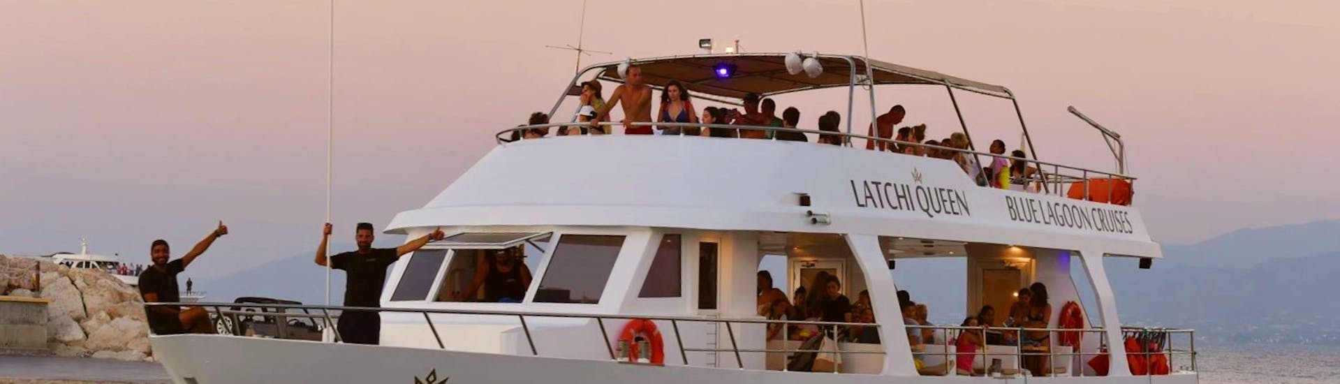 La barca del giro in barca al tramonto alla Laguna Blu da Latchi con Latchi Queen Cyprus.