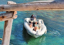 Eine Familie macht eine private Bootstour zu den Calanques de la Côte-Bleue mit Balade en mer Marseille & Cassis.