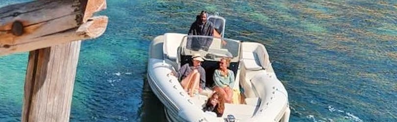 Una famiglia effettua una gita privata in barca alle Calanques della Côte-Bleue con Balade en mer Marseille & Cassis.