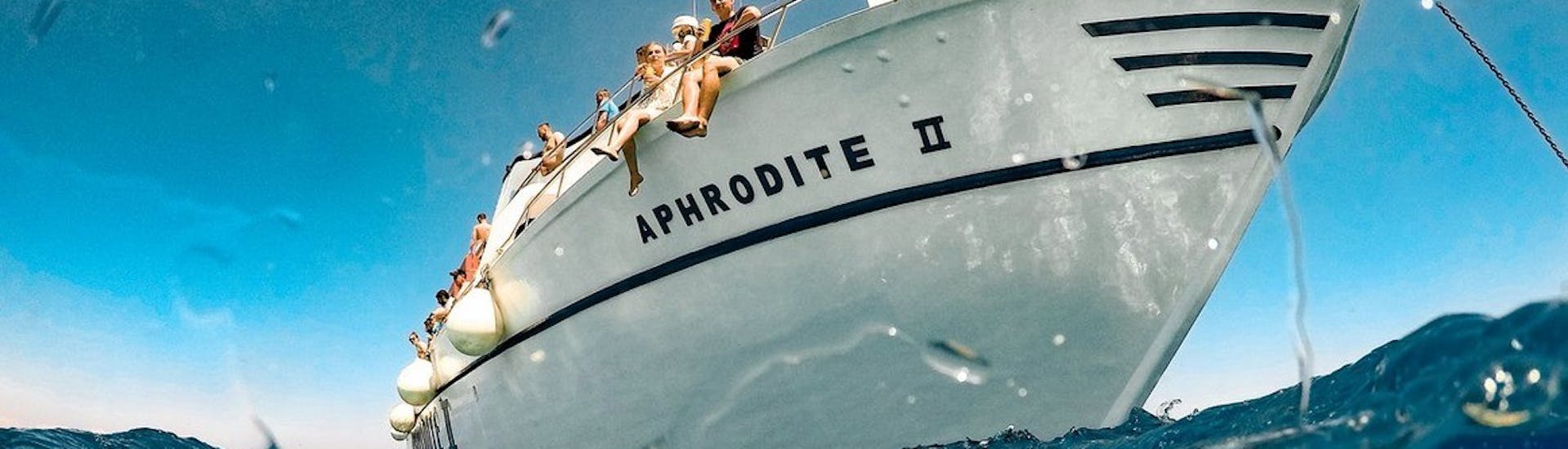 Pasajero en el agua admirando al Aphrodite 2 en su paseo en barco de Ayia Napa por la costa este.