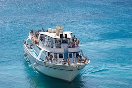 Passagiere genießen die Bootstour von Ayia Napa entlang der Ostküste mit Aphrodite 2 Summer Line Cruises Cyprus.