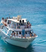 Pasajeros disfrutando del paseo en barco de Ayia Napa por la costa este con Aphrodite 2.