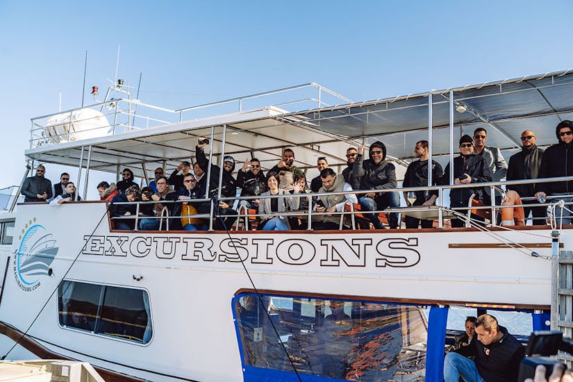 Persone sulla barca durante la Gita in barca alle Isole Kornati di Levrnaka e all'Isola di Ugljan con Maslina Tours Zadar.