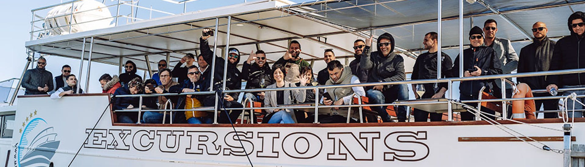 Gente en el barco durante el paseo en barco a las islas Kornati de Pašman y Dugi Otok con Maslina Tours Zadar.