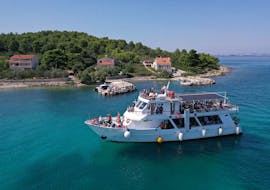 The boat in front of an island during the Boat Trip to the Kornati Islands of Pašman & Dugi Otok with Maslina Tours Zadar.