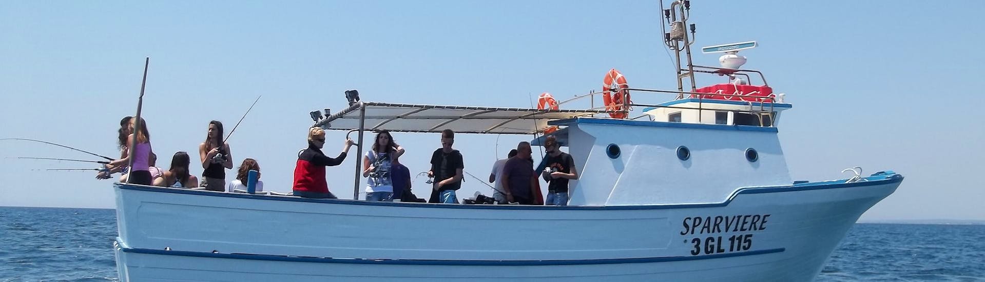 Foto di una barca di Pescaturismo Vivereilmare Porto Cesareo durante la Gita in barca a Porto Cesareo con esperienza di pesca.