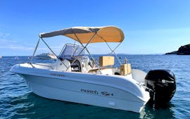 The stylish MARETI 600 OPEN motorboat standing on the turquoise waters of the Gulf of Roses during a boat rental in Costa Brava for up to 7 people with licence with Maxi Boats.