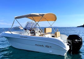 The stylish MARETI 600 OPEN motorboat standing on the turquoise waters of the Gulf of Roses during a boat rental in Costa Brava for up to 7 people with licence with Maxi Boats.
