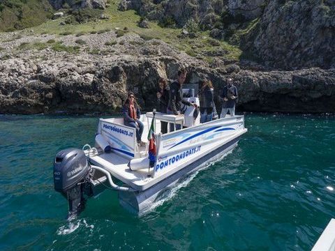 Photo d'un catamaran de Pescaturismo Vivereilmare Porto Cesareo pendant la balade en catamaran de Porto Cesareo.