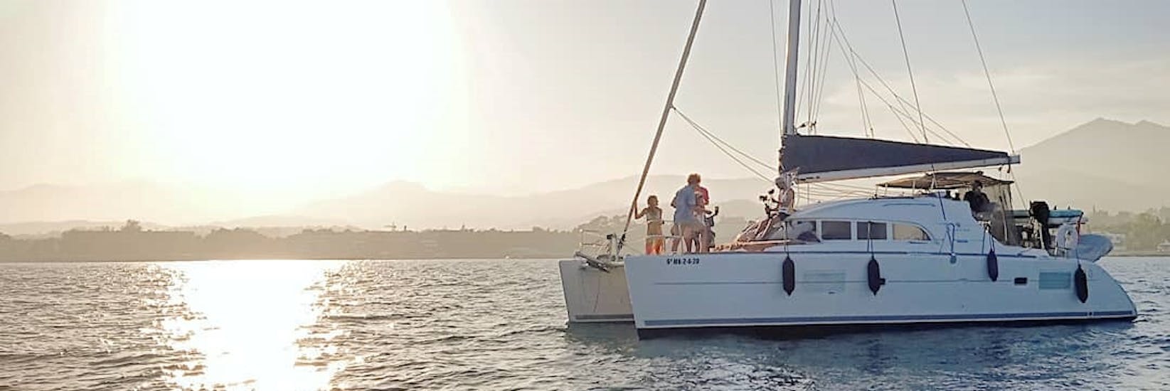Persone che si godono la gita in catamarano lungo la Costa del Sol da Marbella con Royal Catamaran.