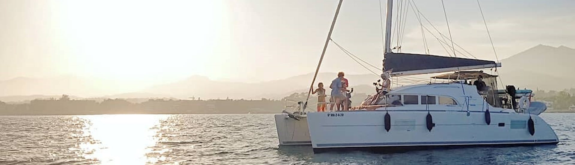 Menschen genießen an Bord Katamaran Trip entlang der Costa del Sol von Marbella mit Royal Catamaran.