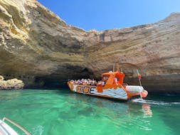 Balade en bateau à la grotte de Benagil avec Observation des dauphins avec XRide Algarve.