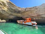 Gita in barca alla grotta di Benagil con osservazione dei delfini con XRide Algarve.