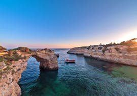 Balade en bateau au coucher du soleil à la grotte de Benagil avec XRide Algarve.