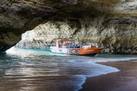 Paseo privado en barco a la Cueva de Benagil con avistamiento de delfines con XRide Algarve.