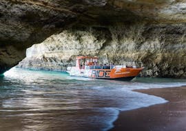 Gita in barca privata alla grotta di Benagil con avvistamento dei delfini con XRide Algarve.
