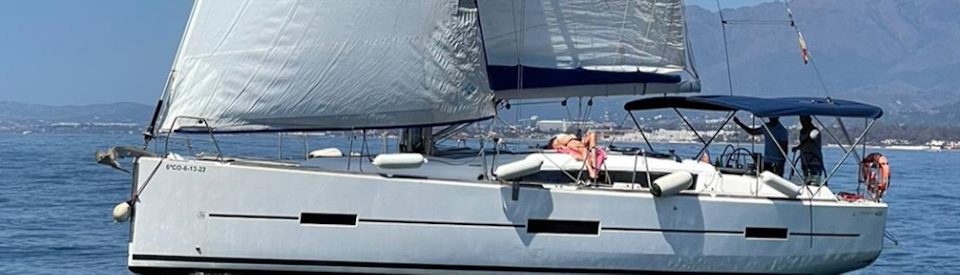 La nostra barca durante il noleggio di una barca a vela a Marbella (fino a 12 persone) con Royal Catamaran Marbella.