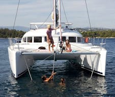 Una famiglia si diverte durante una gita privata in catamarano da Marbella lungo la Costa del Sol con Royal Catamaran Marbella.
