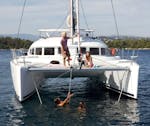 Een familie geniet tijdens een Prive Catamaran Trip van Marbella langs de Costa del Sol met Royal Catamaran Marbella.