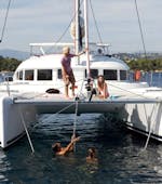 Una familia disfrutando durante un viaje en catamarán privado desde Marbella por la Costa del Sol con Royal Catamaran Marbella.