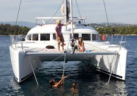 Une famille passant un bon moment lors d'un voyage en catamaran privé au départ de Marbella le long de la Costa del Sol avec Royal Catamaran Marbella.