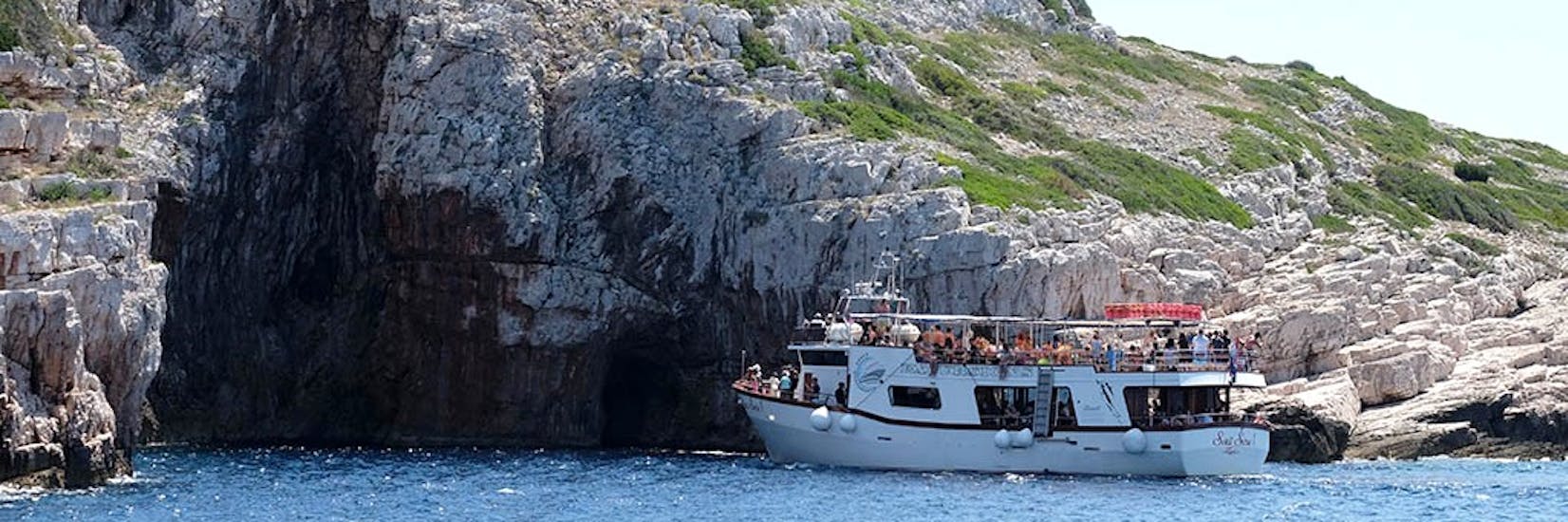 Neben den Felsen navigierend während der Bootstour zu den Kornati Inseln Dugi Otok & Katina mit Maslina Excursions Biograd.