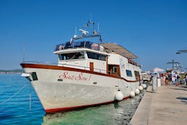 El barco de Maslina Excursions Biograd en el puerto antes del inicio de la excursión en barco a las islas Kornati de Dugi Otok y Katina.