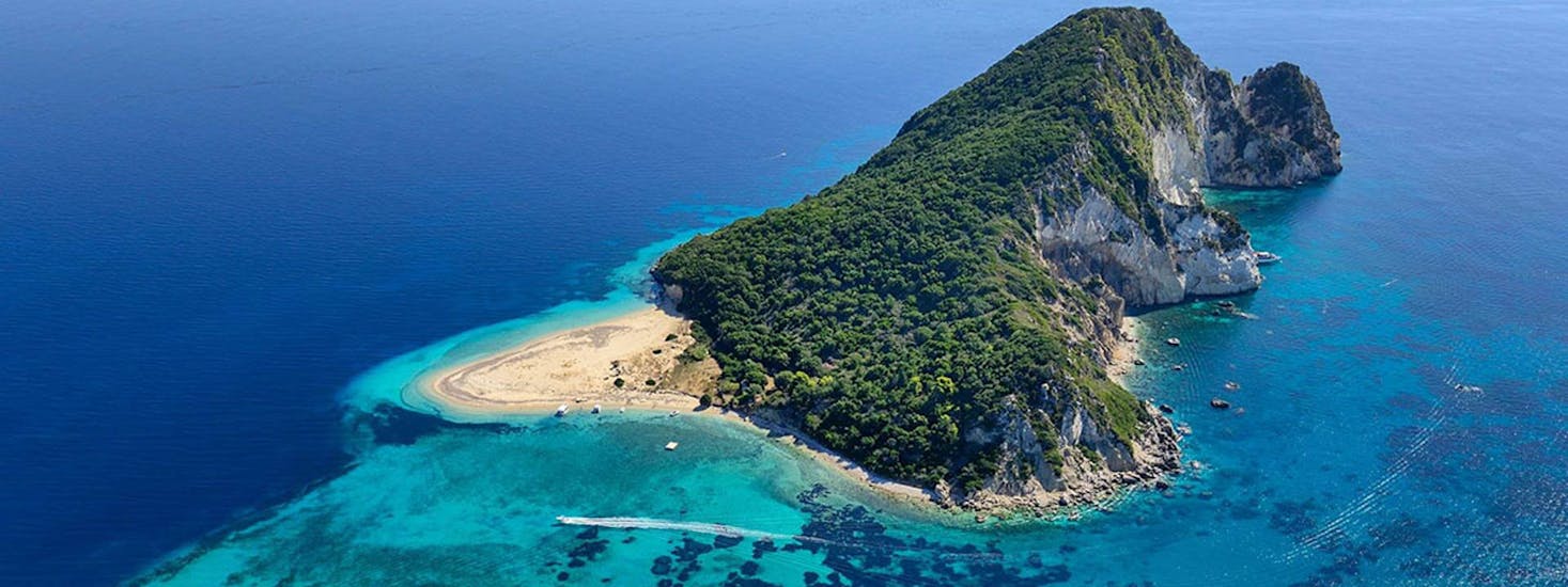 Vista dell'isola di Marathonisi durante la gita in barca con avvistamento tartarughe da Agios Sostis all'isola delle Tartarughe con Traventure Zakynthos.