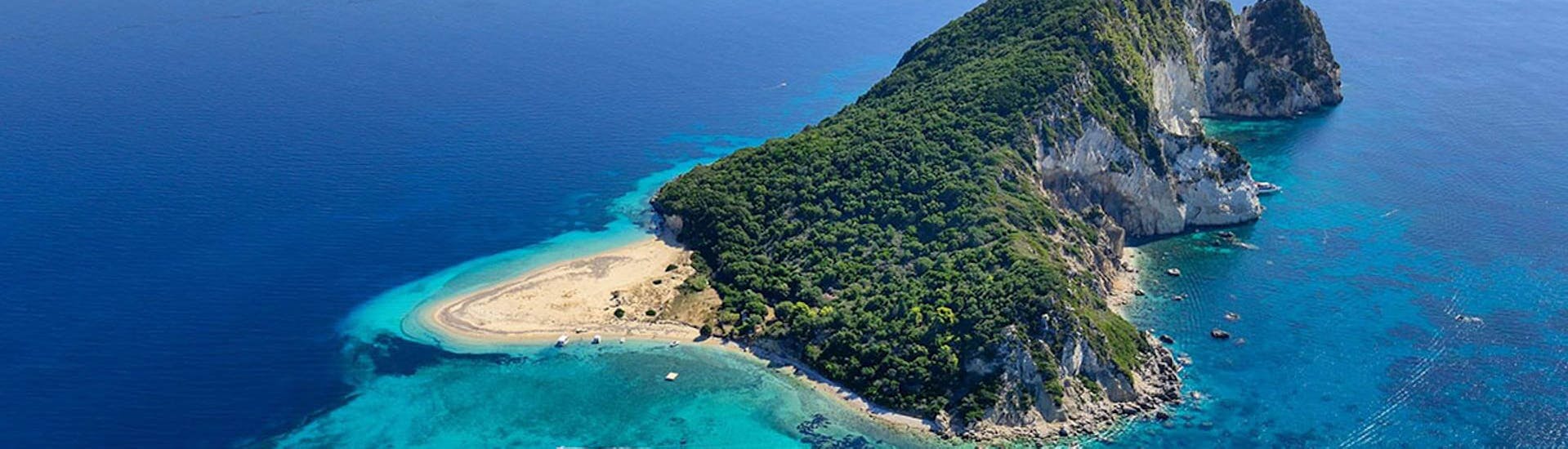 Vistas de la isla de Marathonisi en el paseo en barco con avistamiento de tortugas desde Agios Sostis a la isla de las Tortugas con Traventure Zakynthos.