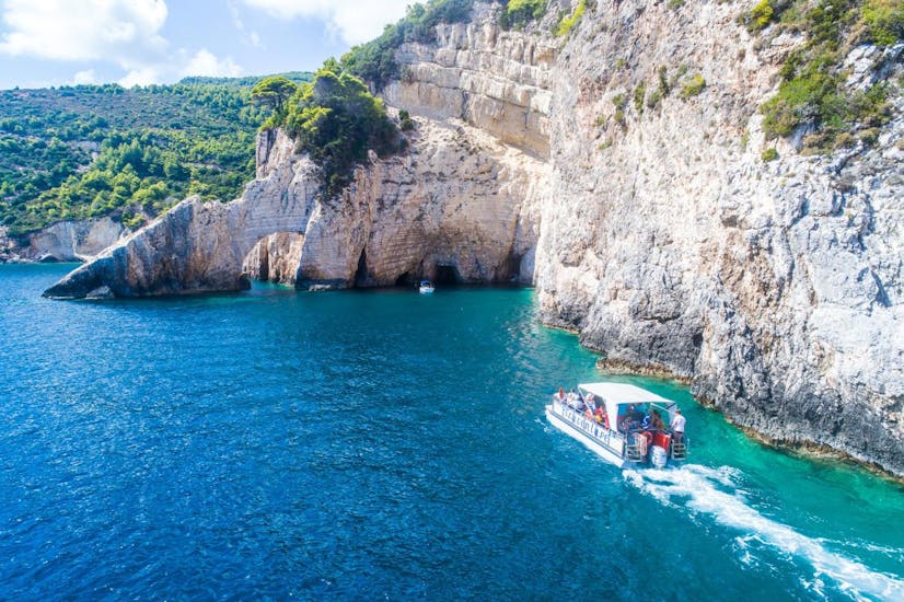 Vista dell'imbarcazione alle Grotte di Keri utilizzata durante l'escursione in barca alle Grotte di Keri e all'Isola delle Tartarughe con Traventure Zakynthos.