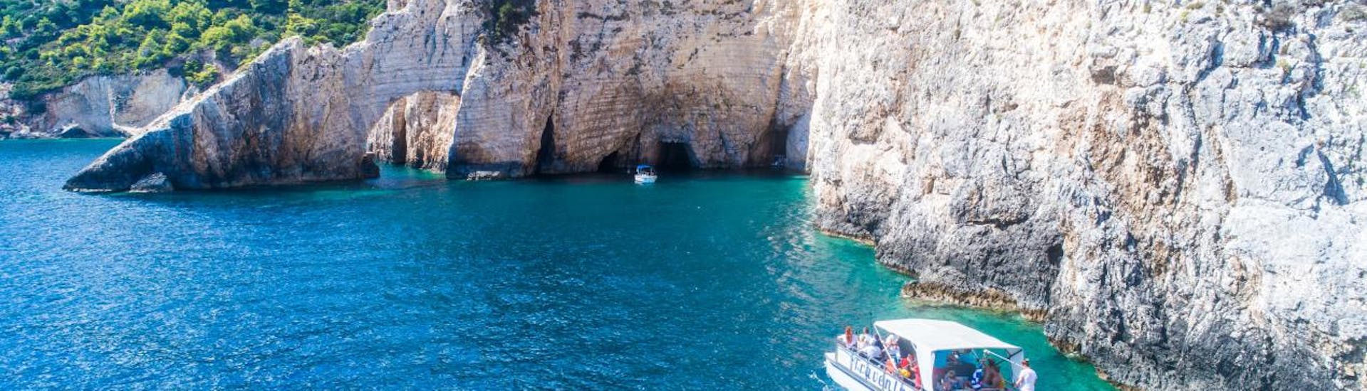 Zicht op de boot bij Keri Caves gebruikt tijdens de boottocht naar Keri Caves en Turtle Island met Traventure Zakynthos.