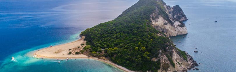 Blick auf die Schildkröteninsel, die bei der Bootstour zu den Keri-Höhlen und der Schildkröteninsel mit Traventure Zakynthos besucht werden kann.