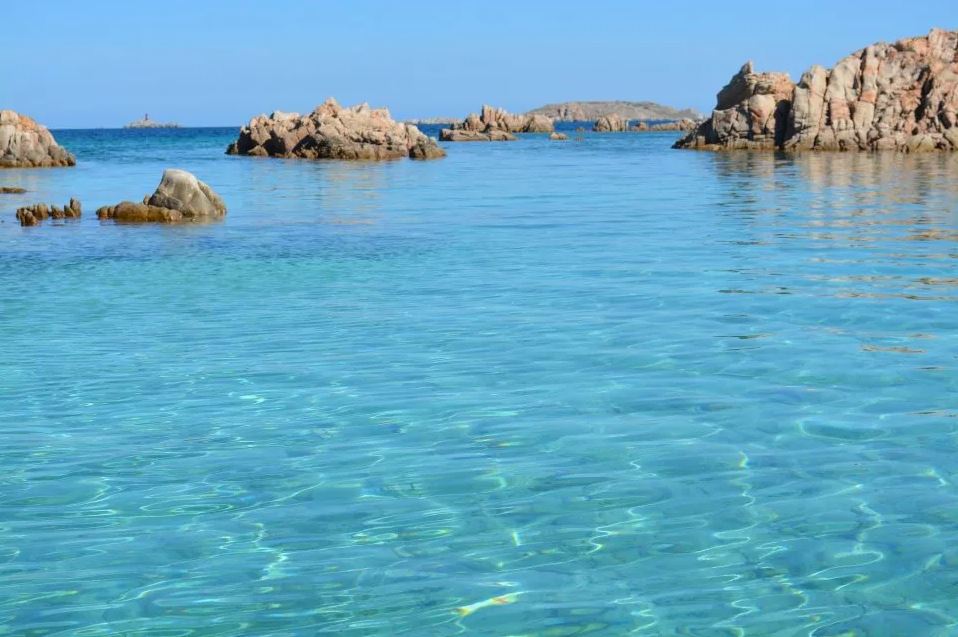 Vue sur la côte rocheuse que vous verrez lors de la Balade en bateau à l'île de Mortorio & Romazzino avec Blue Deep Tours Golfo Aranci.