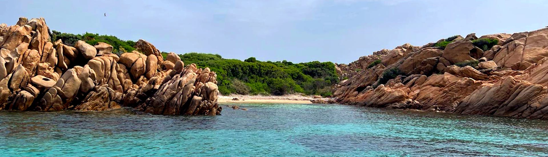 Una spiaggia che vederete durante la Gita in gommone all'Isola di Mortorio e Romazzino con Blue Deep Tours Golfo Aranci.