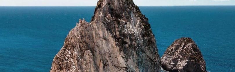 Imagen de las rocas de Mizithres, que pueden visitarse durante el paseo en barco a las rocas de Mizithres y la isla de las Tortugas con avistamiento de tortugas con Traventure Zakynthos.