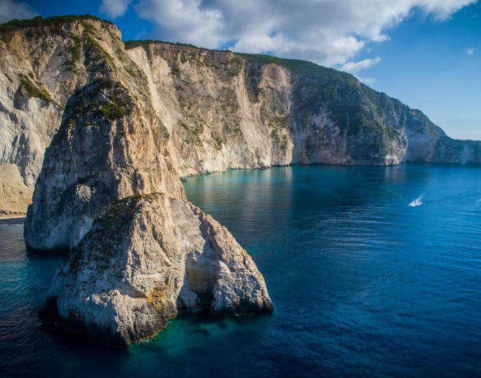 Imagen de las rocas de Mizithres, que pueden visitarse durante el paseo en barco a las rocas de Mizithres y la isla de las Tortugas con Traventure Zakynthos.