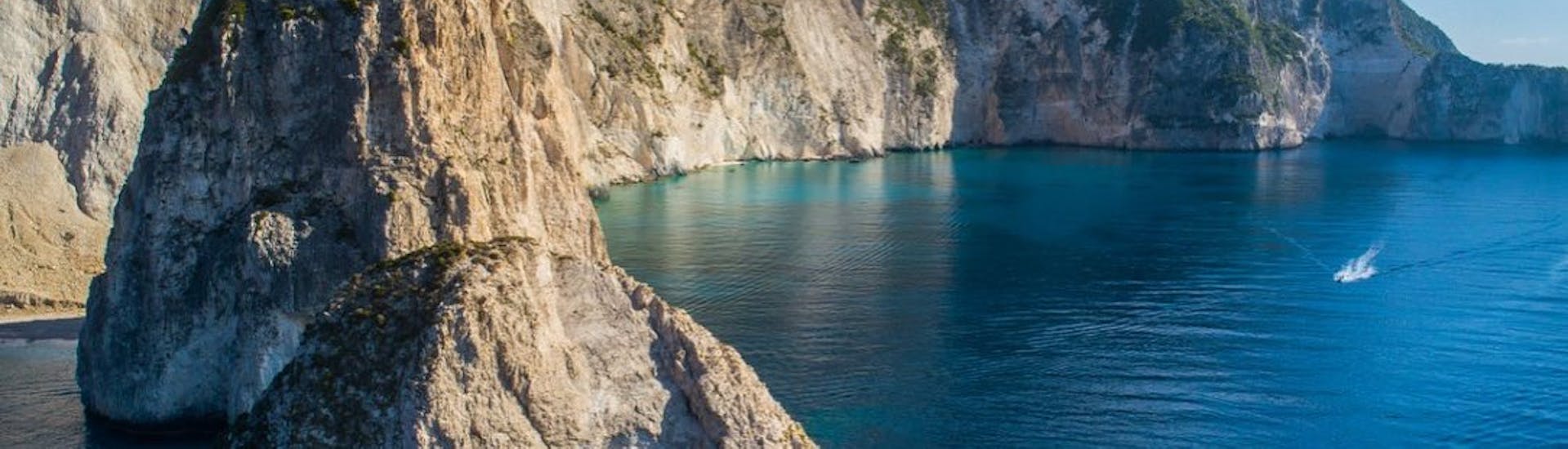 Vista della barca alle grotte di Keri, utilizzata durante la gita in barca alle grotte di Keri e all'isola delle tartarughe con Traventure Zakynthos.